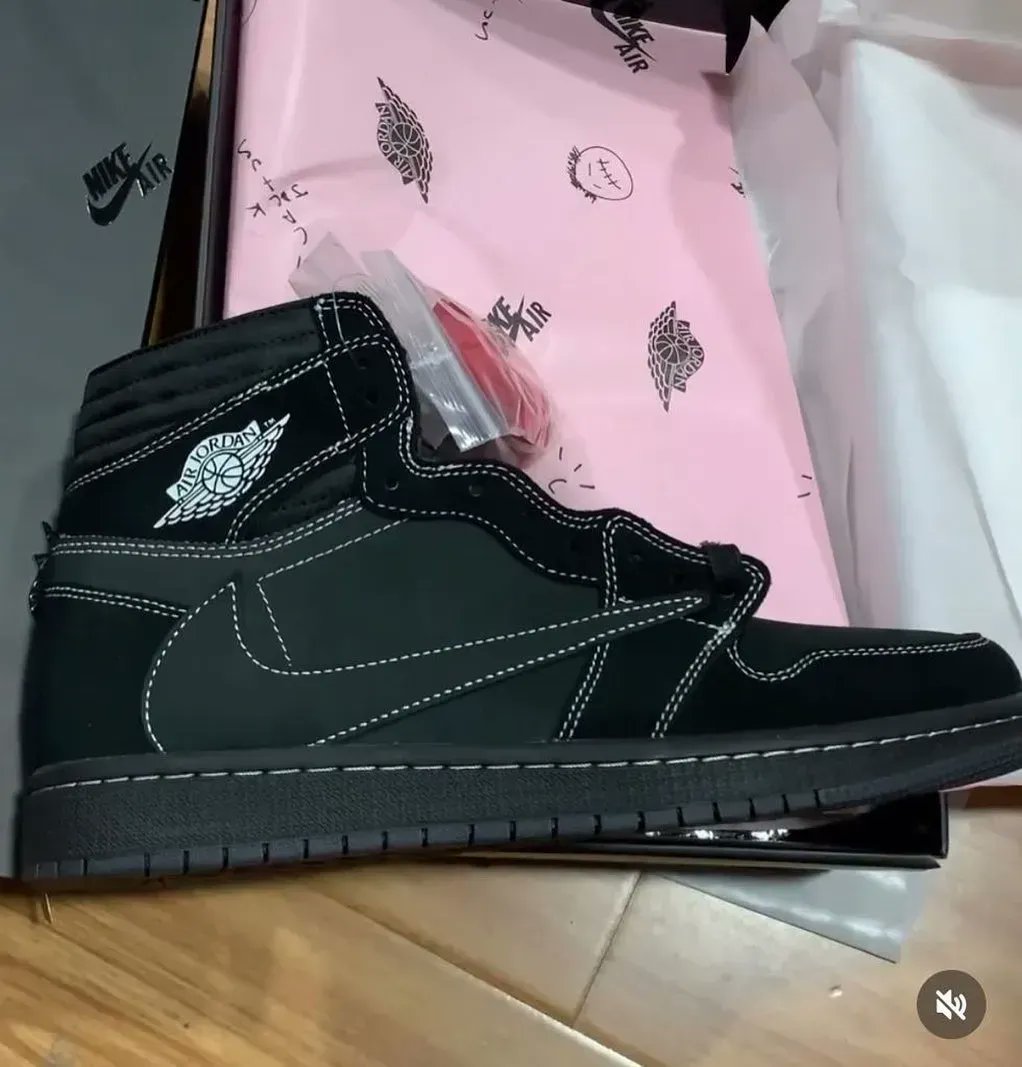 SneakerNews's tweet photo. Better as a high? 🤔 (These are FAKES)

📷 via @zSneakerHeadz https://t.co/DvcZQNTQ3k
