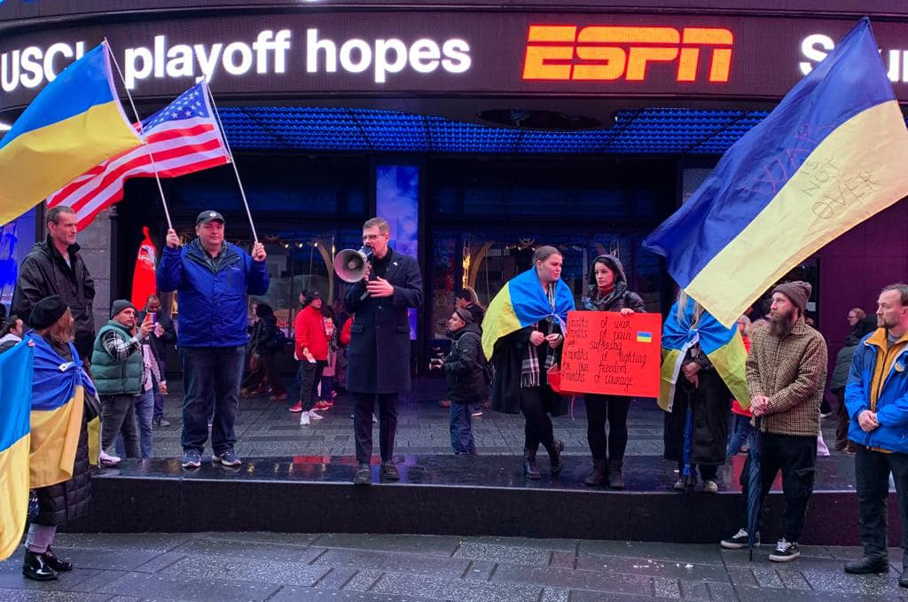 UKRinNewYork's tweet photo. Заклик до міжнародного співтовариства – посилити тиск на #terrorussia, щоби негайно звільнити українських військовополонених, врятувати їх від протиправних судилищ та розправ кремля.
ЄДНАЙМОСЯ! БУДЬМО СИЛЬНИМИ! 
@arthur_zgurov, @Yaroslav_P98 

#standforukraine
#СлаваЗСУ https://t.co/Kg88Eyr0aC
