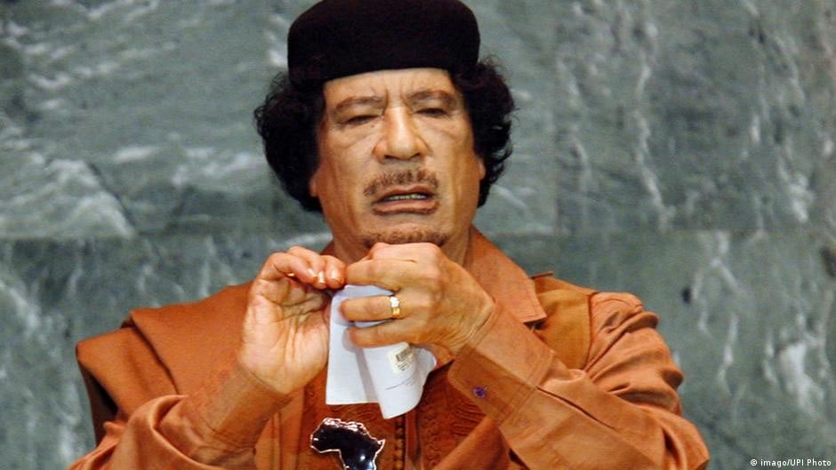 "Desde la creación de la ONU, se han librado 65 guerras, todas en beneficio de un solo país", dijo Gadafi en el 2009. 

Acto seguido, rompió una copia de la Carta de la organización.

👉 Sigue 📆 Un día como hoy