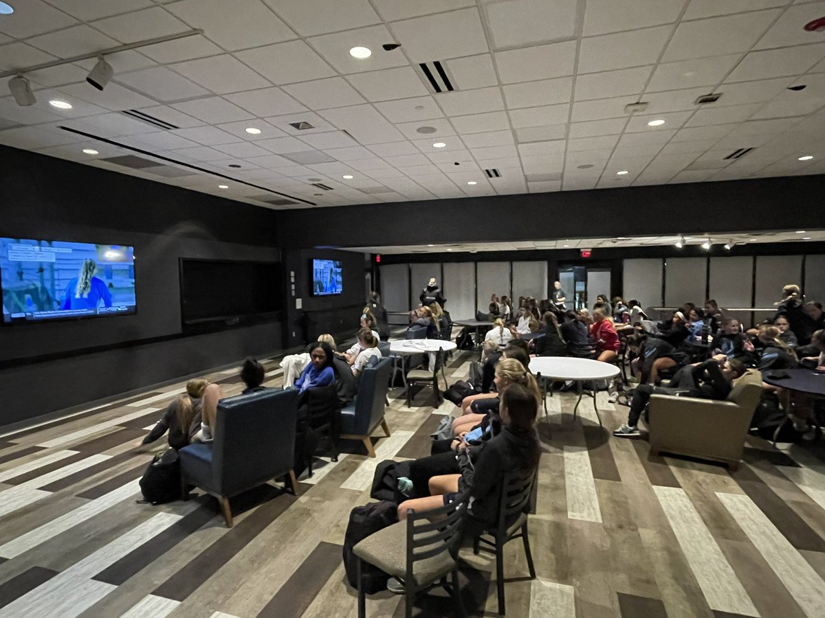 An impromptu watch party for the <a href="/SLSGECNLGirls/">SLSG ECNL Girls</a> Navy teams to support! 

#MoreThanAGame @SLSGsoccer