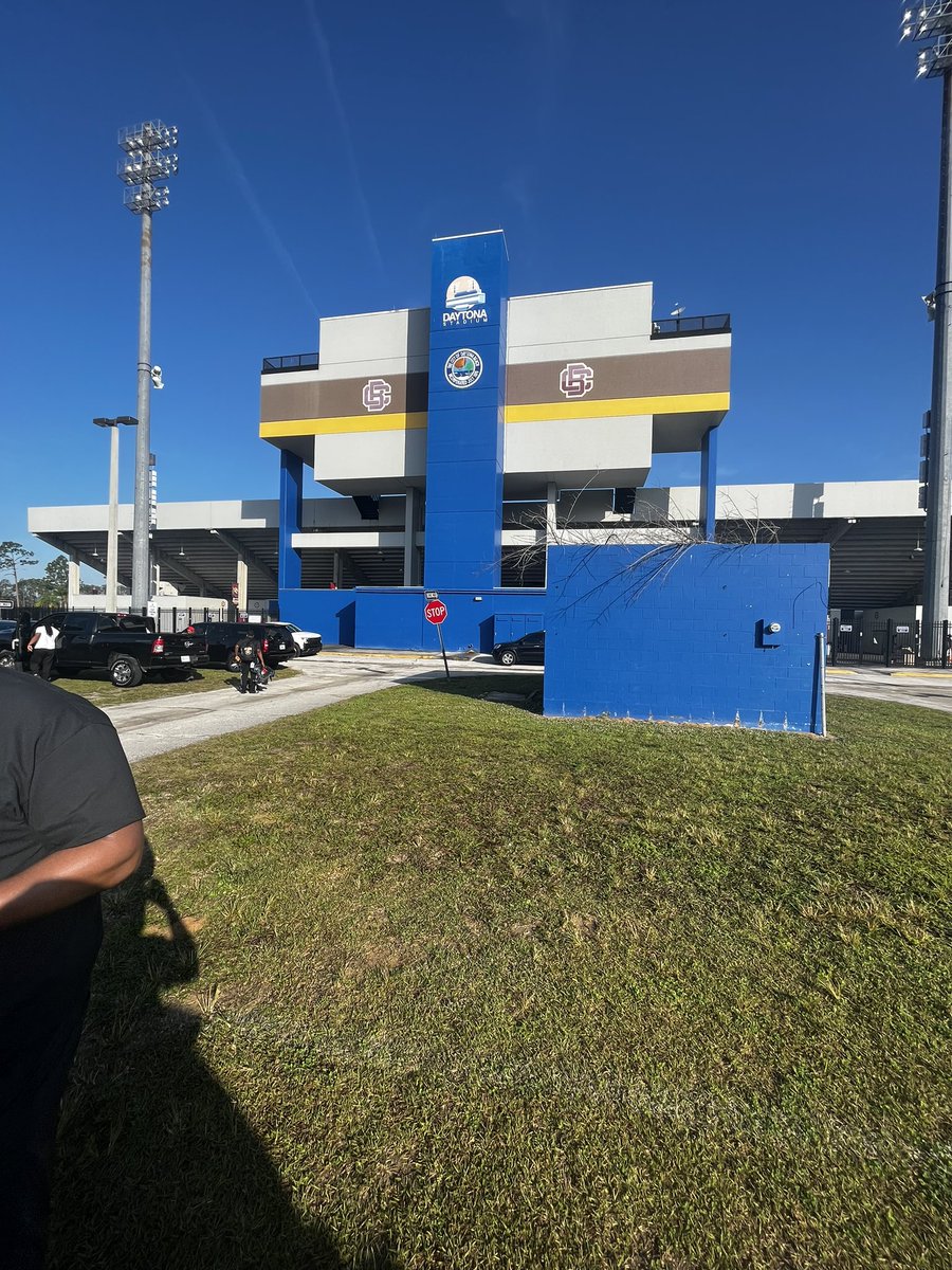 WayneAllenll1's tweet photo. Leaving Florida with a Win &amp; a Scholarship offer! God is great win or lose💯 https://t.co/4pKIdt1diS