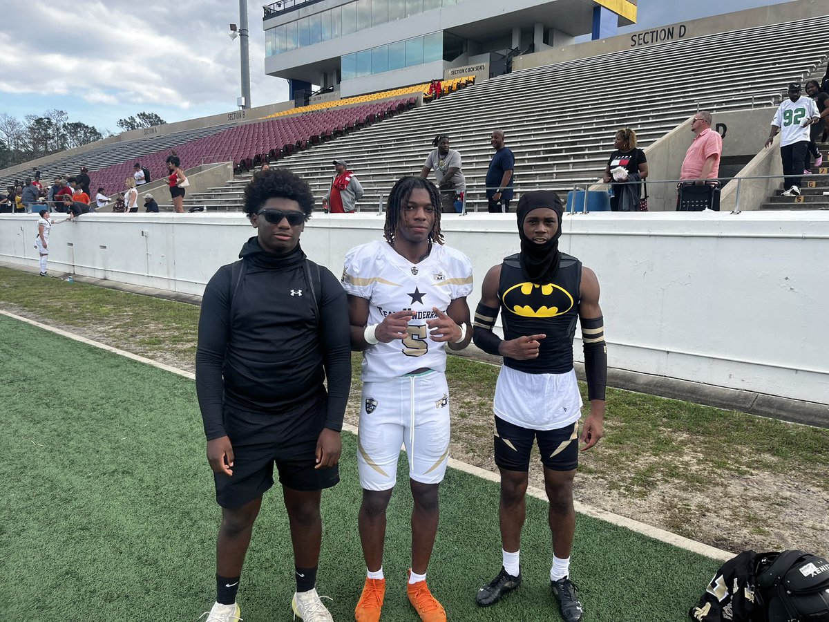 WayneAllenll1's tweet photo. Leaving Florida with a Win &amp; a Scholarship offer! God is great win or lose💯 https://t.co/4pKIdt1diS