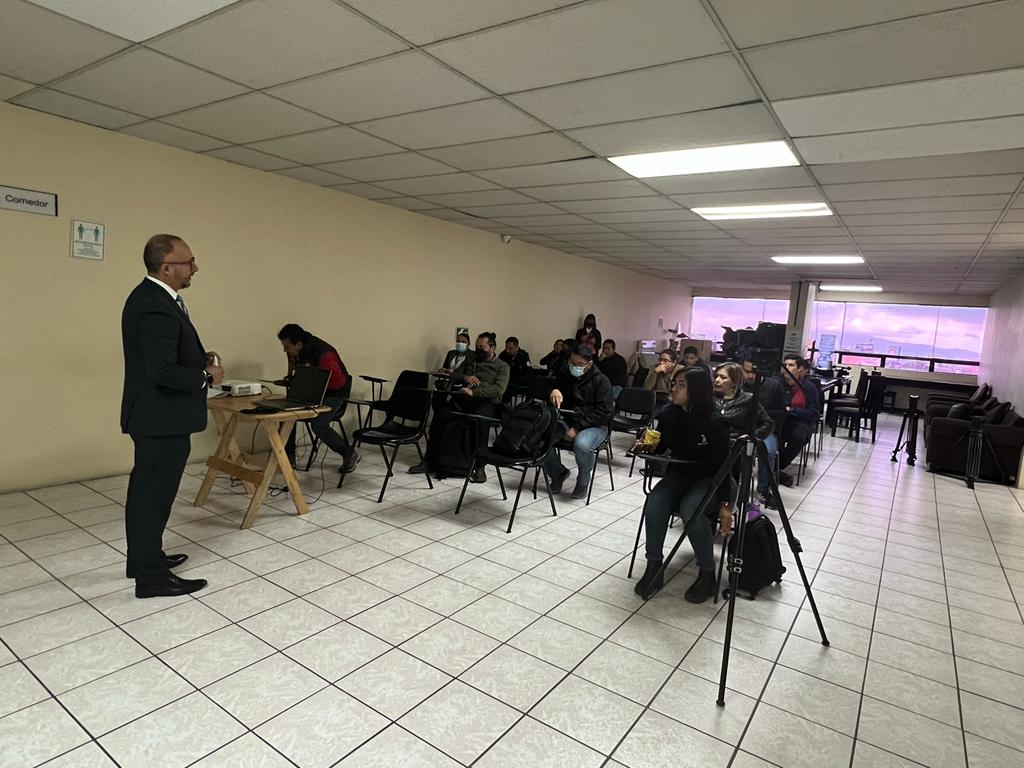 MPguatemala's tweet photo. En el marco de la conmemoración del #DíaDelPeriodista, el Ministerio Público por medio de la Dirección de Investigaciones Criminalísticas #DICRI, impartió el taller "Protección y procesamiento de un escenario del crimen". Dirigido a profesionales de los medios de comunicación. https://t.co/2WQZXCKOk8