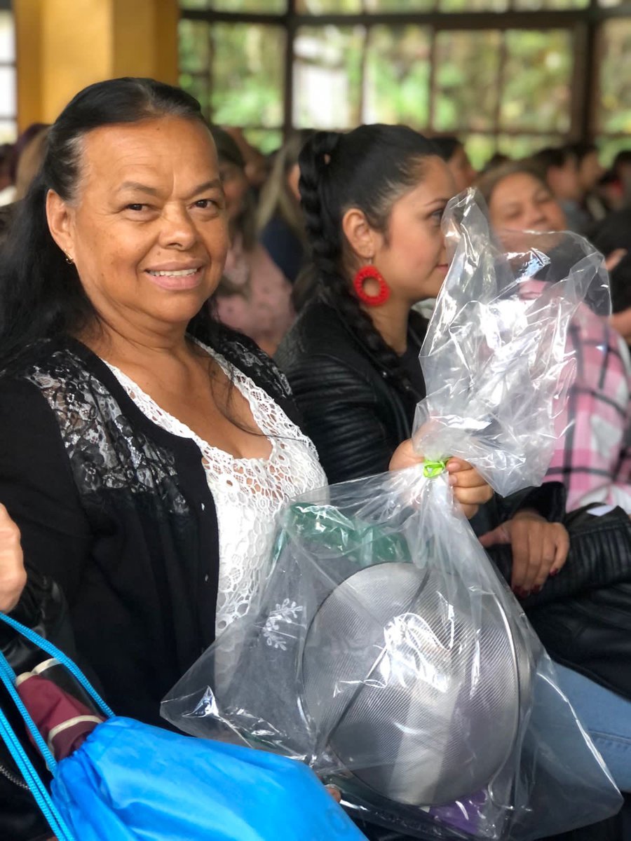 CEOCorporacion's tweet photo. Felices cerramos el día con la clausura del programa Opción Deviba, 280 se graduaron en artes y oficios, gracias a las empresas patrocinadoras:#CrystalSAS @GroupeSEB @AvinalColombia @marca_familia @cia_chocolates #Griffithfoods #Omya #Transmetano #ManeColombia @Newstetic https://t.co/3yhGpm7eND