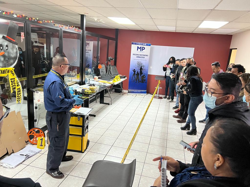 MPguatemala's tweet photo. En el marco de la conmemoración del #DíaDelPeriodista, el Ministerio Público por medio de la Dirección de Investigaciones Criminalísticas #DICRI, impartió el taller "Protección y procesamiento de un escenario del crimen". Dirigido a profesionales de los medios de comunicación. https://t.co/2WQZXCKOk8