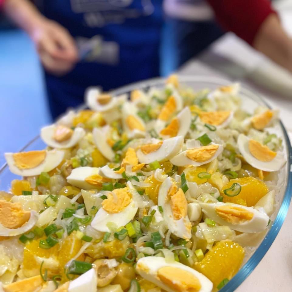 Bonita tarde en la feria <a href="/SaboraMalaga/">Sabor a Málaga</a> en el Paseo del Parque, preparando una de las ensaladillas más emblemáticas de Málaga, y a pesar del tiempo disfrutamos junto al público asistente.
Si quieres la receta, pincha en el enlace.

…inamalaguena-alsurdelsur.blogspot.com/2007/01/ensala…