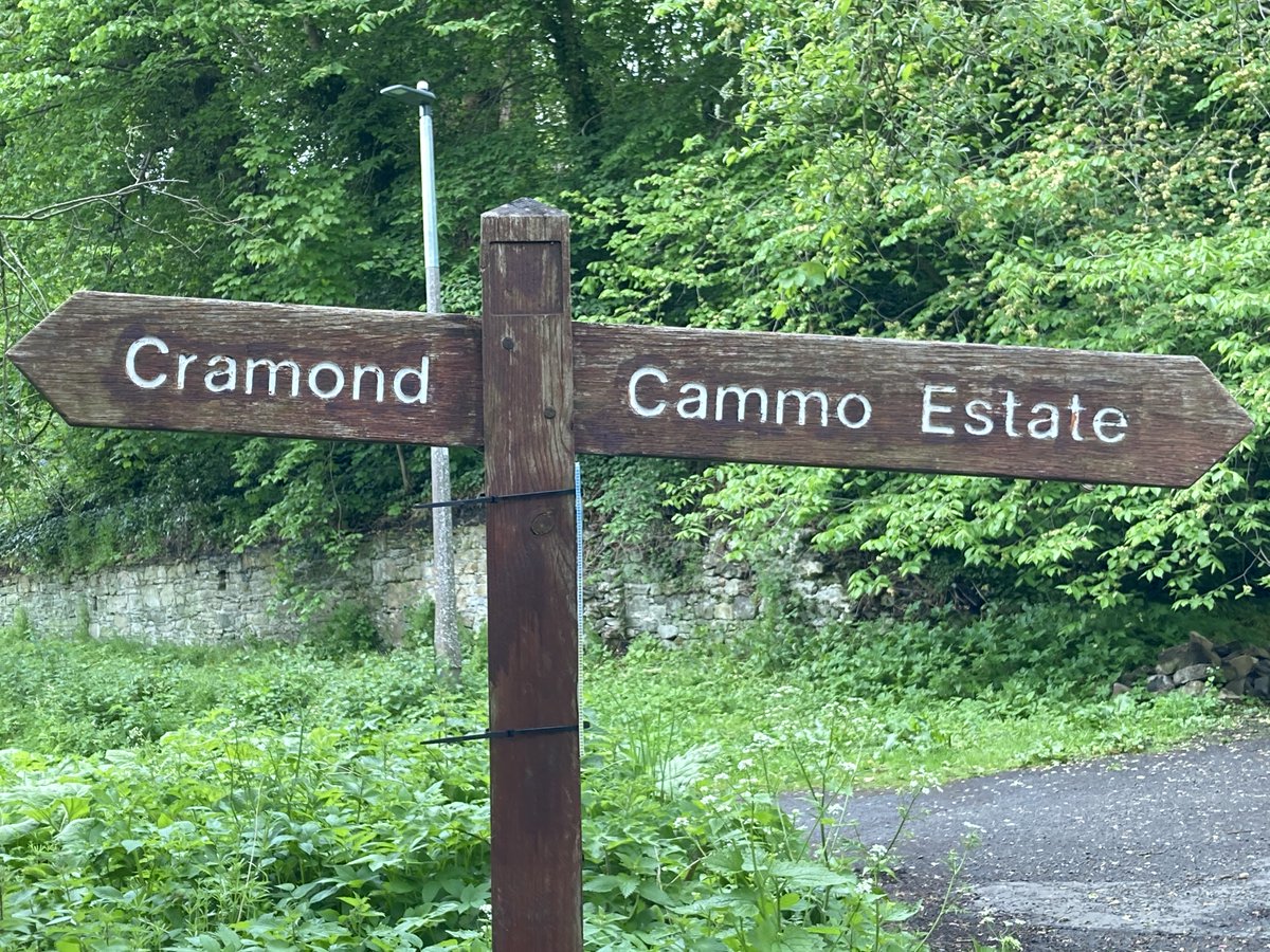 LizzieHelenMay's tweet photo. #FingerpostFriday Our 43 miles longdistance walk round #Edinburgh isn't waymarket (yet) but along the way there are many helpful signs which the route description in the book makes use of to guide the walker. #EdinburghtheWalk https://t.co/jDkuHBDRhT