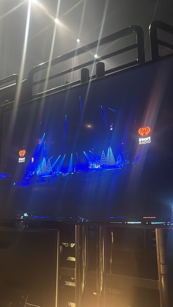 SOUNDCHECCKK 🗣️🔊🔊
<a href="/1035KISSFM/">103.5 KISS FM</a>  #jingleball LETS GO!!! #VOG