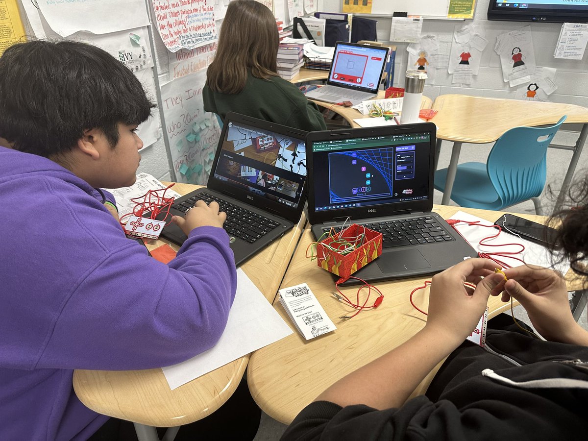 SynthiaSalomon's tweet photo. Day 1 of #computerscienceeducationweek w/ @makeymakey #AVID10 is loving #STEM https://t.co/TmflJoqYdF