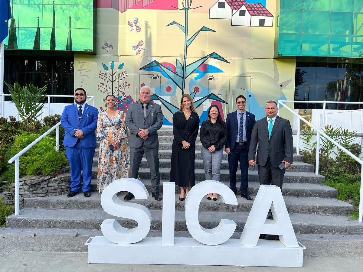 embpanamaeslv's tweet image. S.E. Yill Otero, Viceministra de Asuntos Multilaterales y Cooperación Internacional junto a S.E. Ivor Pitti Viceministro de Seguridad y S.E. @DavidEPalaciosP, Sostuvieron una importante reunión con el Secretario General del SICA Werner Vargas.