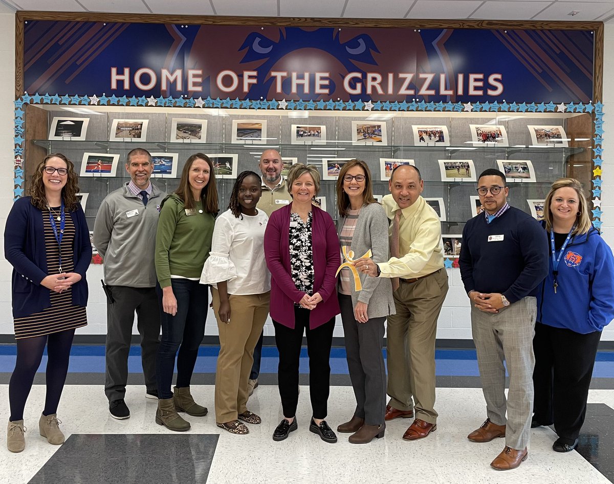 Dr_Shelmire's tweet photo. Thank you to this awesome group of administrators who visited several of our classrooms and gave our staff feedback today! We enjoyed having you!! #MLDS #30SecondFeedback 🧡💙 @TedHiff @SDHS_Stewart @NP_Hieger https://t.co/22GBXb4VyN
