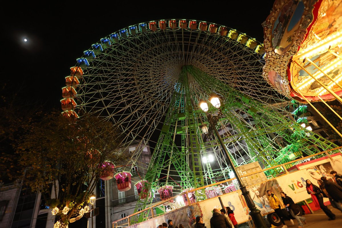 AlbertoSxenick's tweet photo. En #Vigo si te subes a la Noria 🎡 casi que puedes alcanzar la #Luna https://t.co/w7pu2LPpr7