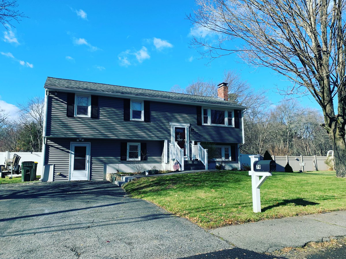 MikeLaveryRE's tweet photo. Offer submitted on this sweet Bellingham home! Fingers are crossed 🤞!!  #ExpRealty #helpingfamilies #lovemyjob #MessageMe https://t.co/H35MYRkbXO