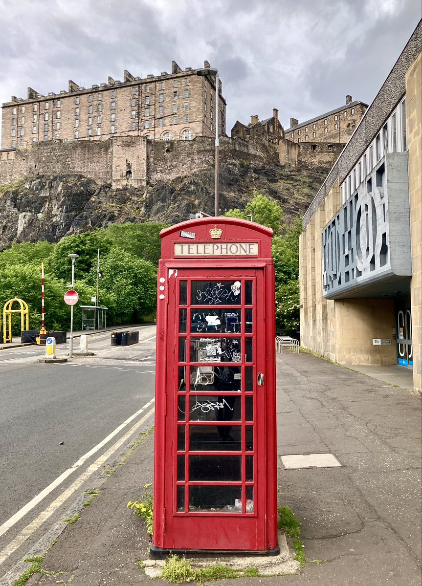LizzieHelenMay's tweet photo. #TelephoneboxTuesday A neglected box in the lee of #EdinburghCastle. Writer Sir Walter Scott thought the castle's barrack block looked like a cotton mill & he didn't mean that as a compliment!
#EdinburghtheWalk
#ScottishHistory https://t.co/nlmZrB4boS