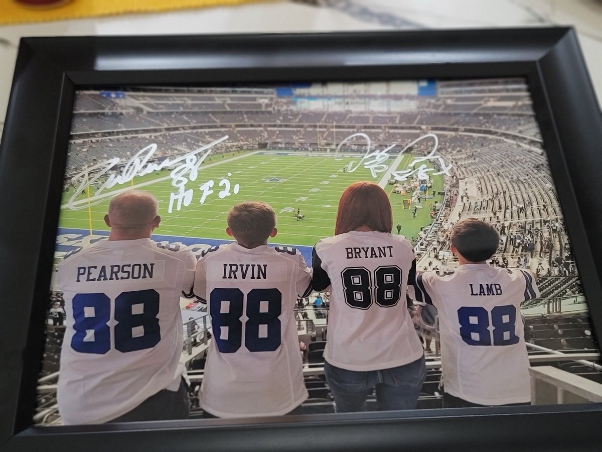 xtinalynntaylor's tweet photo. @DezBryant knows how to have a good time! We appreciate you taking the time to hang with our family and get us another signature on our #88club Family photo! @_CeeDeeThree and @michaelirvin88 let's finish this out😎 #ThrowUpTheX #88Club https://t.co/JSiIWa92xH