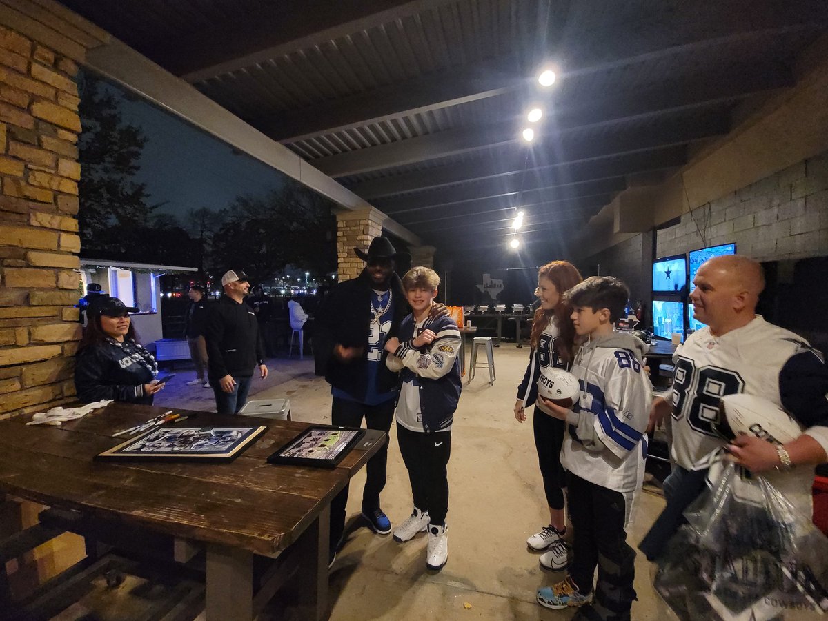 xtinalynntaylor's tweet photo. @DezBryant knows how to have a good time! We appreciate you taking the time to hang with our family and get us another signature on our #88club Family photo! @_CeeDeeThree and @michaelirvin88 let's finish this out😎 #ThrowUpTheX #88Club https://t.co/JSiIWa92xH