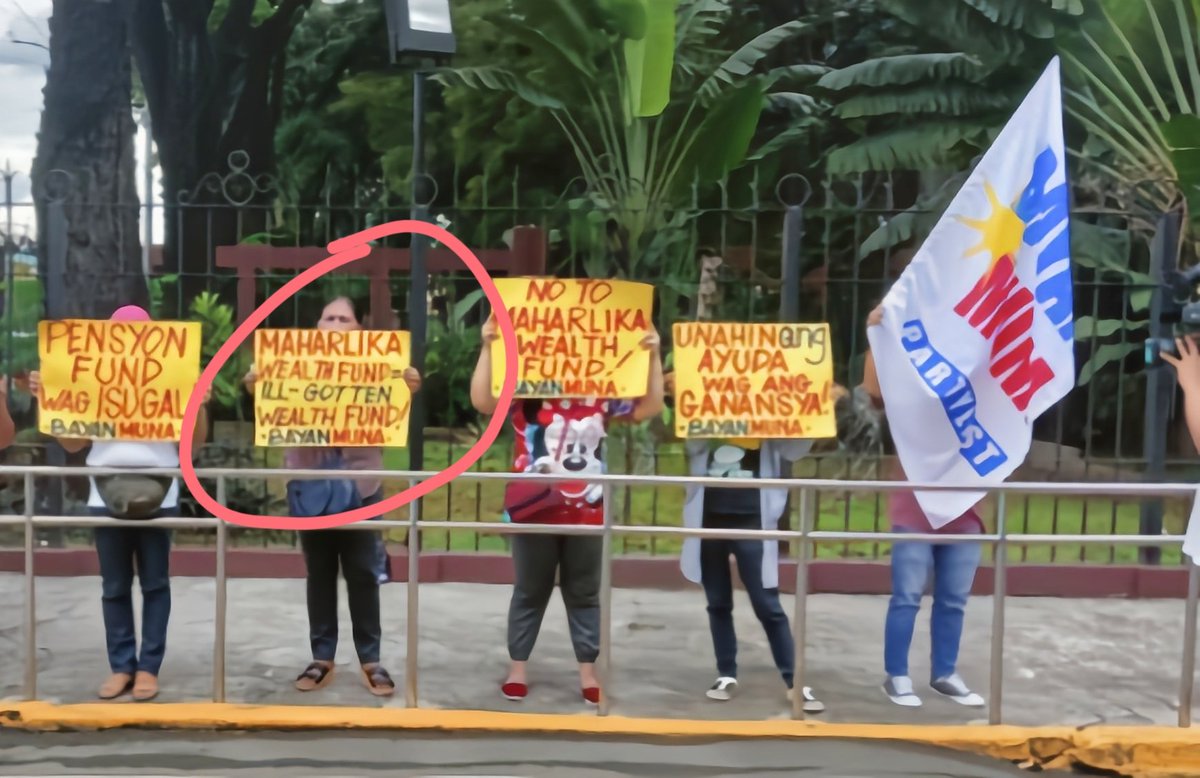 pinoyanghang's tweet photo. BAYAN MUNA, nagsagawa ng mini-rally sa Batasan Pambansa para mariing tutulan ang Maharlika Wealth Fund bill.

ME: Teka, kung totoong nabasa at naintindihan na ninyo ang buong proposed bill, paano naging "ill-gotten wealth fund" ang Maharlika wealth fund, aber?

Ibang klase. https://t.co/4G6noJ3na8