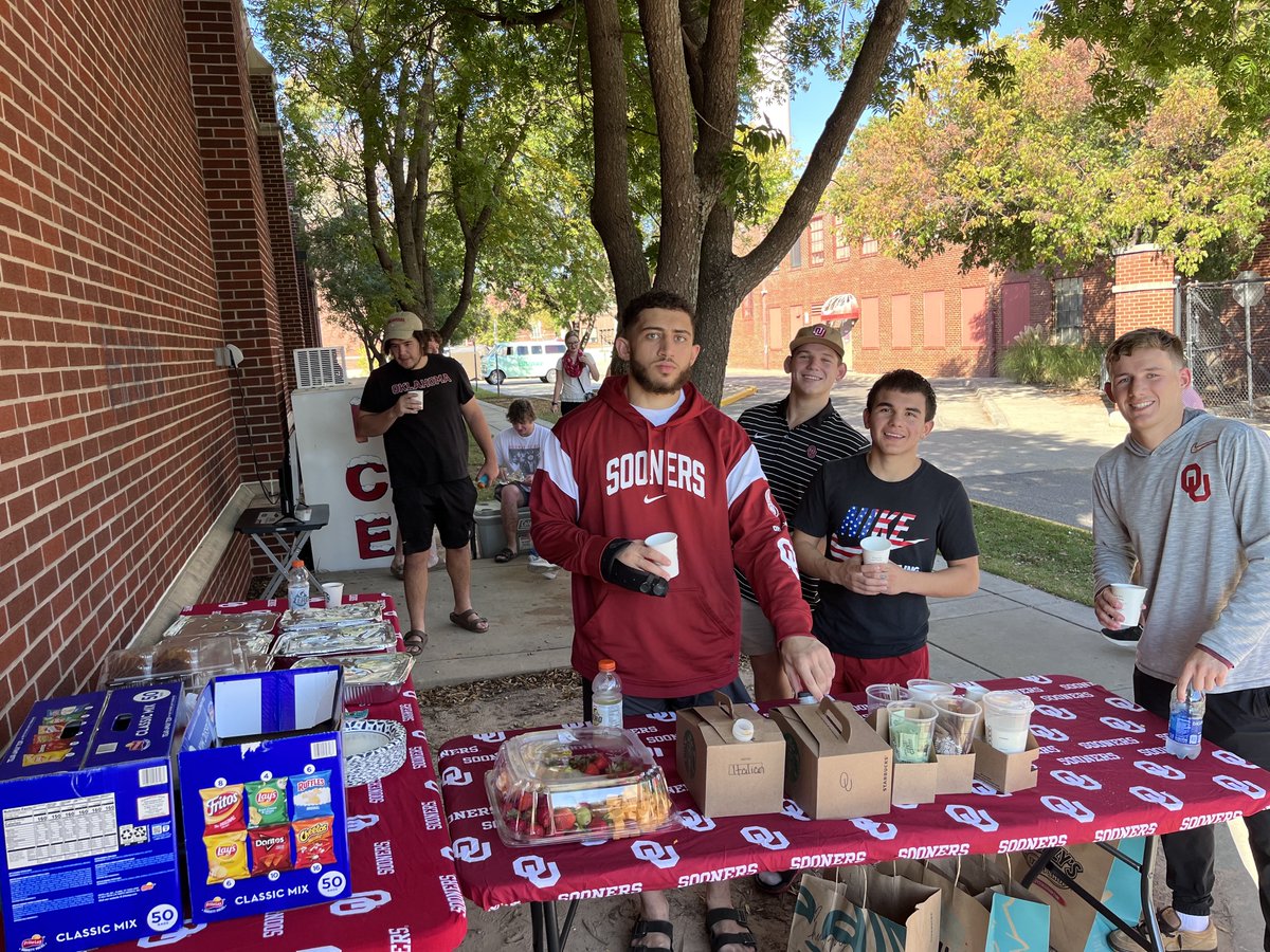 Feeding our guys at tailgates highlights the fun we get to share with our athletes!
#OKRTC #USAWrestling #FUN #Tailgates #OUWrestling #NikeWrestling