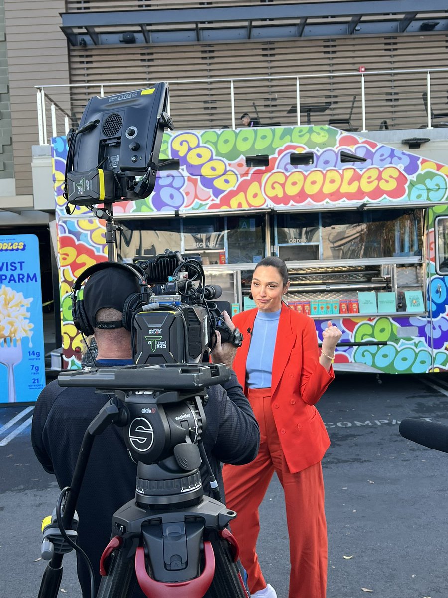 HitBerbel's tweet photo. Wonder Woman in action! She is currently disguised at Gal Gadot… the Lasso of Truth might come out at any second. Pavilions customers beware. @GalGadot #WonderWoman #Goodles https://t.co/Pfb6D1CUdy