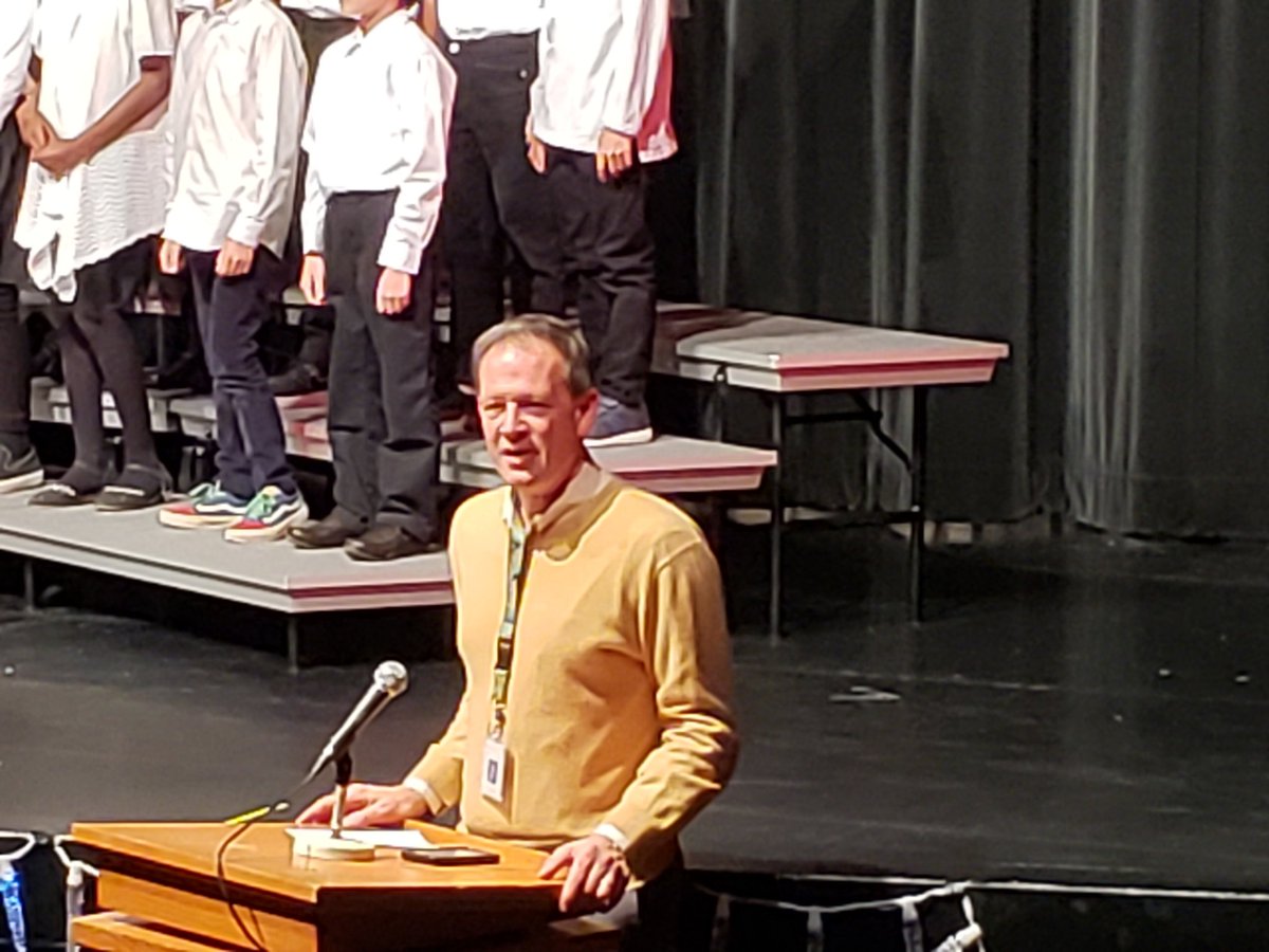 Bob Longoria introducing The VOCE choir