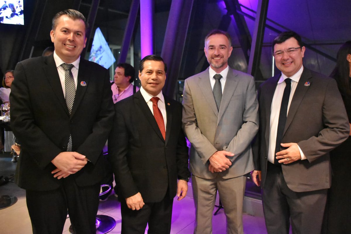 FelixSosaPy's tweet photo. Como Presidente de la ANDE, hoy recibí un reconocimiento de @MaquilaParaguay, por el apoyo que brindamos desde la ANDE al sector industrial paraguayo, y que a través de la energía eléctrica contribuimos en conjunto al desarrollo de nuestro país.

#LaNuevaANDE 🇵🇾 https://t.co/ZmhAwzL0hX