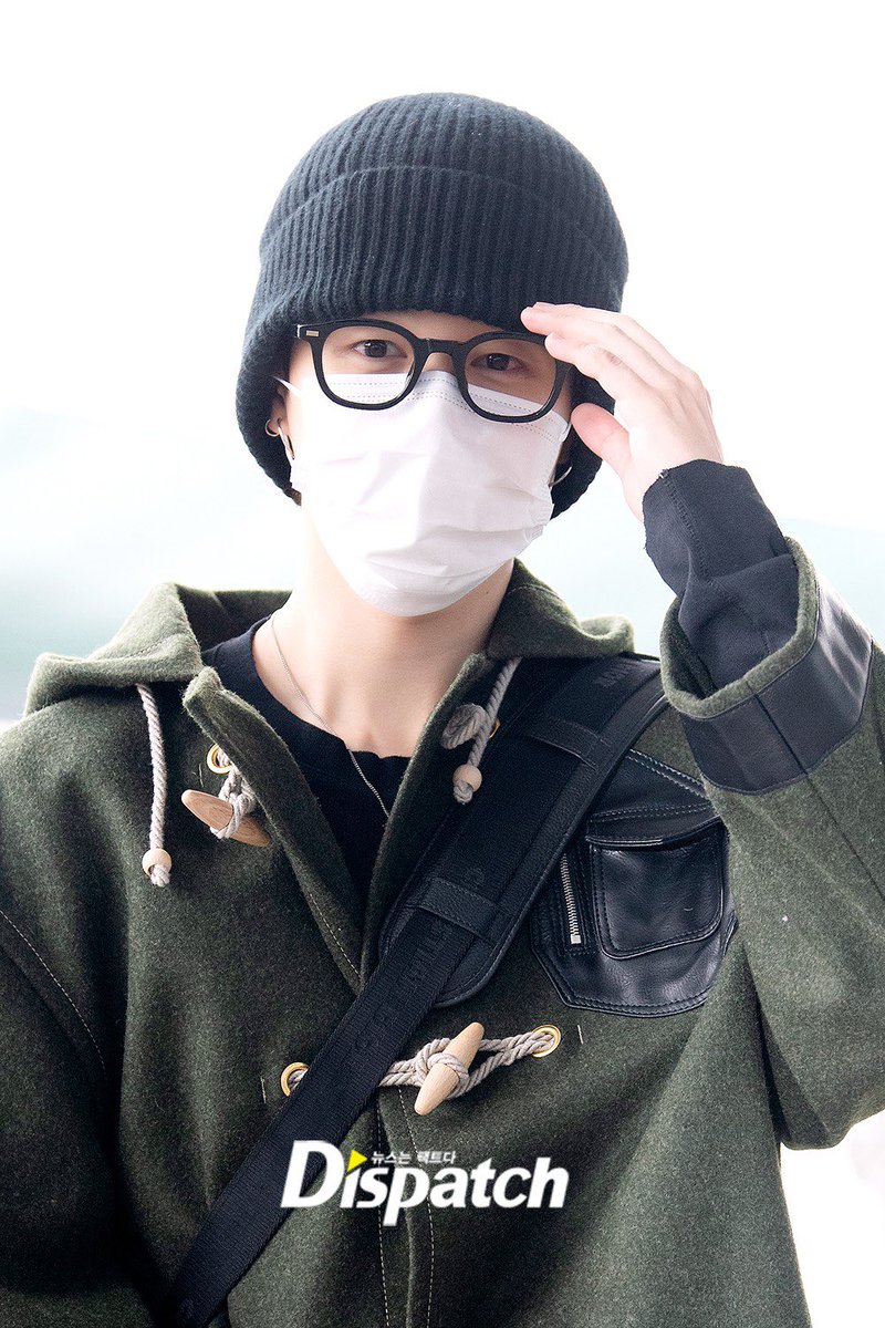 vminiecats's tweet photo. 📸— Hilo con fotos y videos de #JIMIN en el aeropuerto rumbo al extranjero. 

HAVE A SAFE FLIGHT JIMIN 💜 @BTS_twt (1) https://t.co/MDykrFjAW1