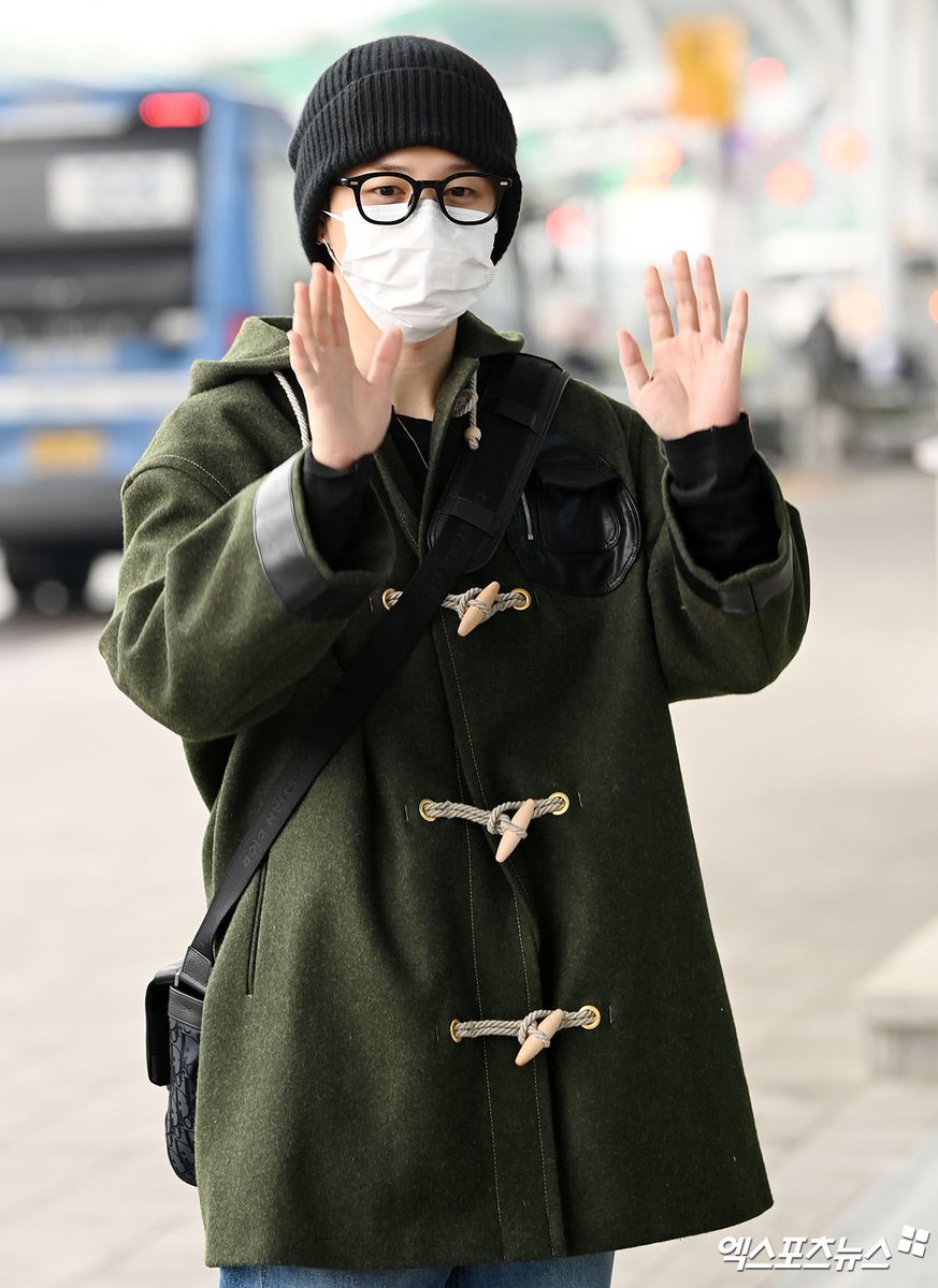 vminiecats's tweet photo. 📸— Hilo con fotos y videos de #JIMIN en el aeropuerto rumbo al extranjero. 

HAVE A SAFE FLIGHT JIMIN 💜 @BTS_twt (1) https://t.co/MDykrFjAW1