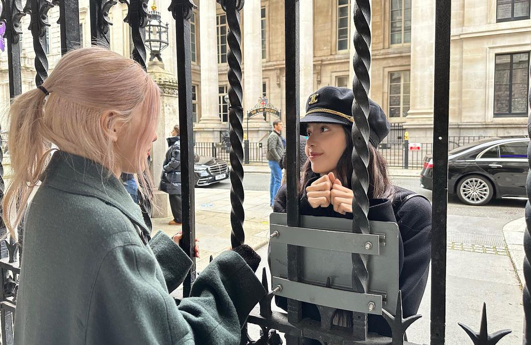 netflix's tweet photo. Obsessed with Rosé and Lisa recreating this scene from Enola Holmes on a recent trip to London https://t.co/x0yq1P640Y