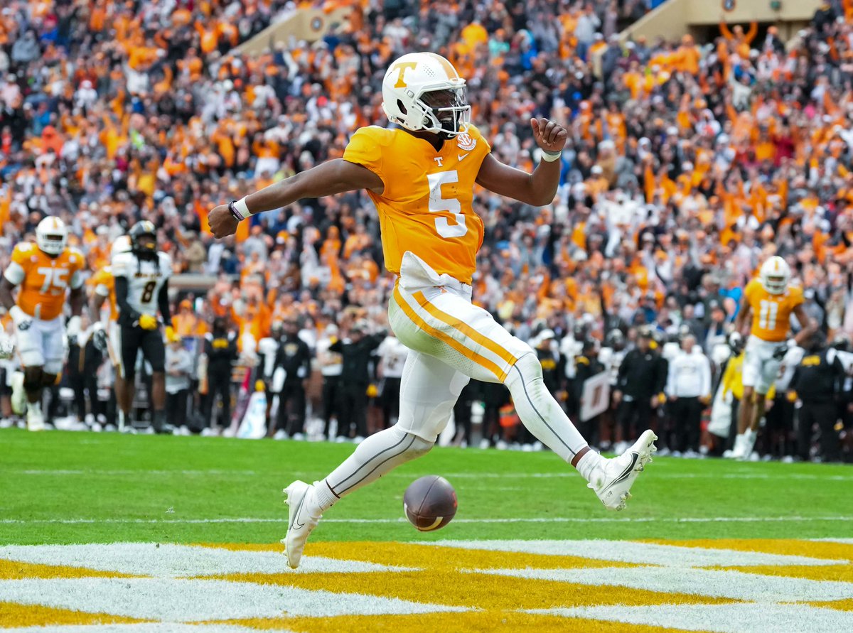 Hendon Hooker Not Being A Heisman Finalist Is Sickening And A Disgrace To The Award barstoolsports.com/blog/3447559/h…