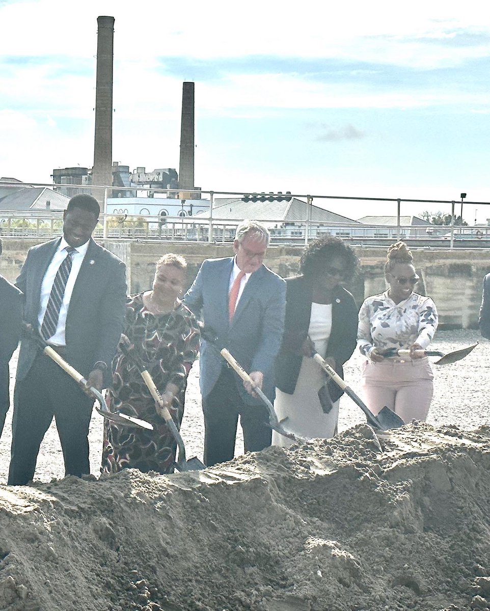 DeeBoydBroker's tweet photo. We participated in
@EntergyNOLA & @SWBNewOrleans groundbreaking of the West Power Complex. This substation will replace the existing power generation equipment with a modern system that will power New Orleans drainage& water pumps.
#SWBNO #EntergyNewOrleans #delishadelivers https://t.co/98I9Jda4qN