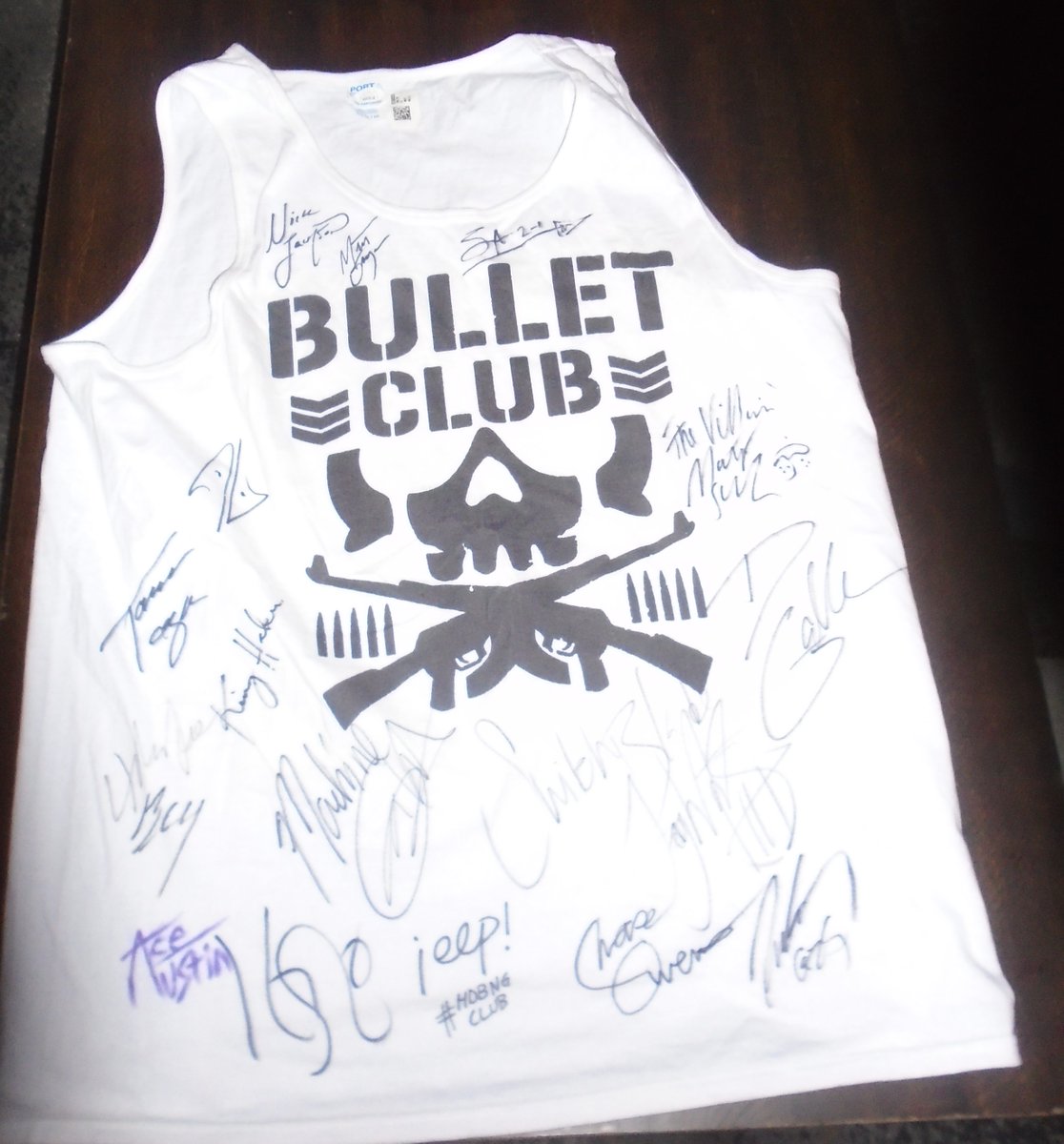 HeyItsMrStanley's tweet photo. Their private signing w/ @youngbucks was on 12/1 -- not even a week ago -- and I got my autographed #BulletClub shirt back from @Highspots already!

Time to frame and hang this bad boy!  🤘🤘🤘 #AEW #TheElite #BeingTheElite https://t.co/YIOMDZrLjt