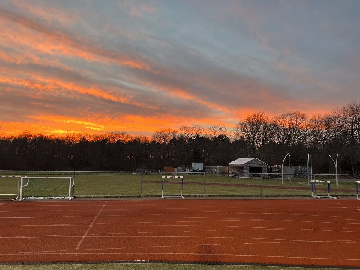 dshs_xctf's tweet photo. Best part of the season 🙌🙌  #dstf #dsindoortrack https://t.co/Q2ANDveroQ