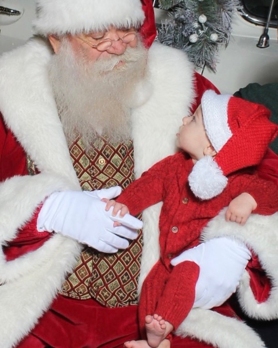 LindsayRileyWx's tweet image. First Santa visit. 🥰❤️🎅#tistheseason #6monthsold #almost #merrychristmas #santa #christmasinthedesert