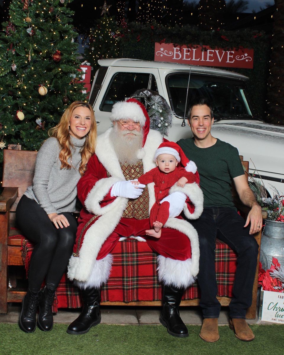 LindsayRileyWx's tweet image. First Santa visit. 🥰❤️🎅#tistheseason #6monthsold #almost #merrychristmas #santa #christmasinthedesert