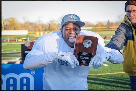 Bj_PuryearJR's tweet photo. WHEN YOU GRIND HARD🏋🏽‍♂️ , YOU PARTY HARDER💍🍾🥂  RING ME @Dupage_Football https://t.co/0F3eFDYGqS