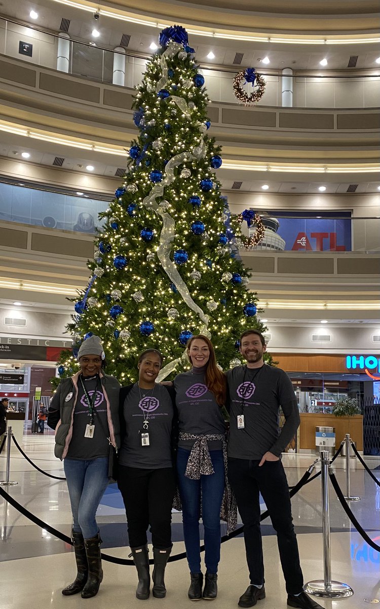 singflytri's tweet photo. @DeltaAFA out in the airport tonight in Atlanta! 🎄🎅🏻 https://t.co/YUr7QFMmIj