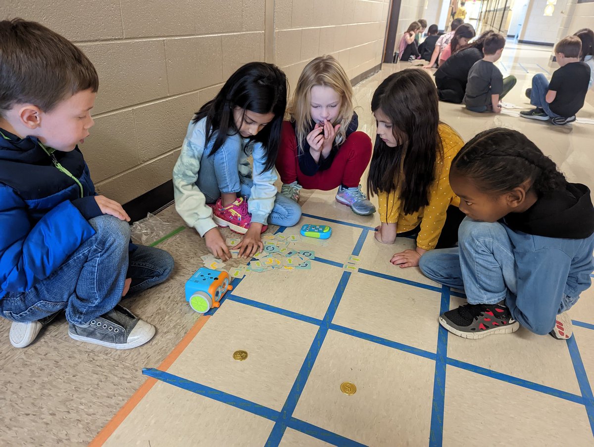 LevelUpTechLab's tweet image. 🎉It's my favourite time of year! 🎉
#CSEdWeek2022
Kindergarten and 1st grade students are learning about algorithms and debugging with #Botley robots.
@CherokeeSchools @ITSCCSD