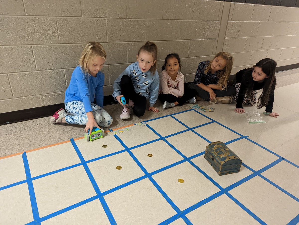 LevelUpTechLab's tweet image. 🎉It's my favourite time of year! 🎉
#CSEdWeek2022
Kindergarten and 1st grade students are learning about algorithms and debugging with #Botley robots.
@CherokeeSchools @ITSCCSD