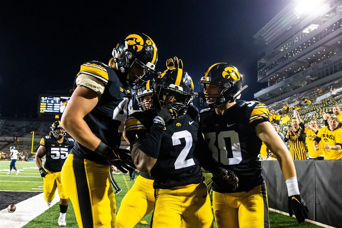 BensonDeago's tweet photo. After a Great Home Visit and a great conversation with @LadellBetts46 blessed to say I've earned an offer from The University of Iowa @TrustMyEyesO @coachH2bwill @CoachGreedy @MidloPanthers @coachwendel1 https://t.co/6bfoKmCVsD