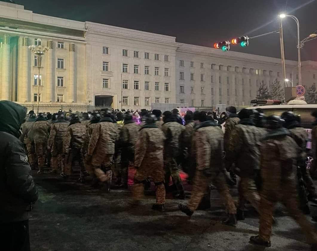 Сүүлийн 20оод жилд болсон хамгийн олон хүн оролцсон жагсаалын үеэр Монголын сэтгүүлчдийн нэгдсэн эвлэл ёолк хийж шилдгүүдээ шагнав. Төрийн халаасанд багтсан МСНЭ сургуулийн жорлонгийн нээлтийг л үзүүлнэ. Монгол 4 дэх засаглалгүй болжээ. Иргэд сошиалд түшиглэж өөртөө итгэх үлдсэн