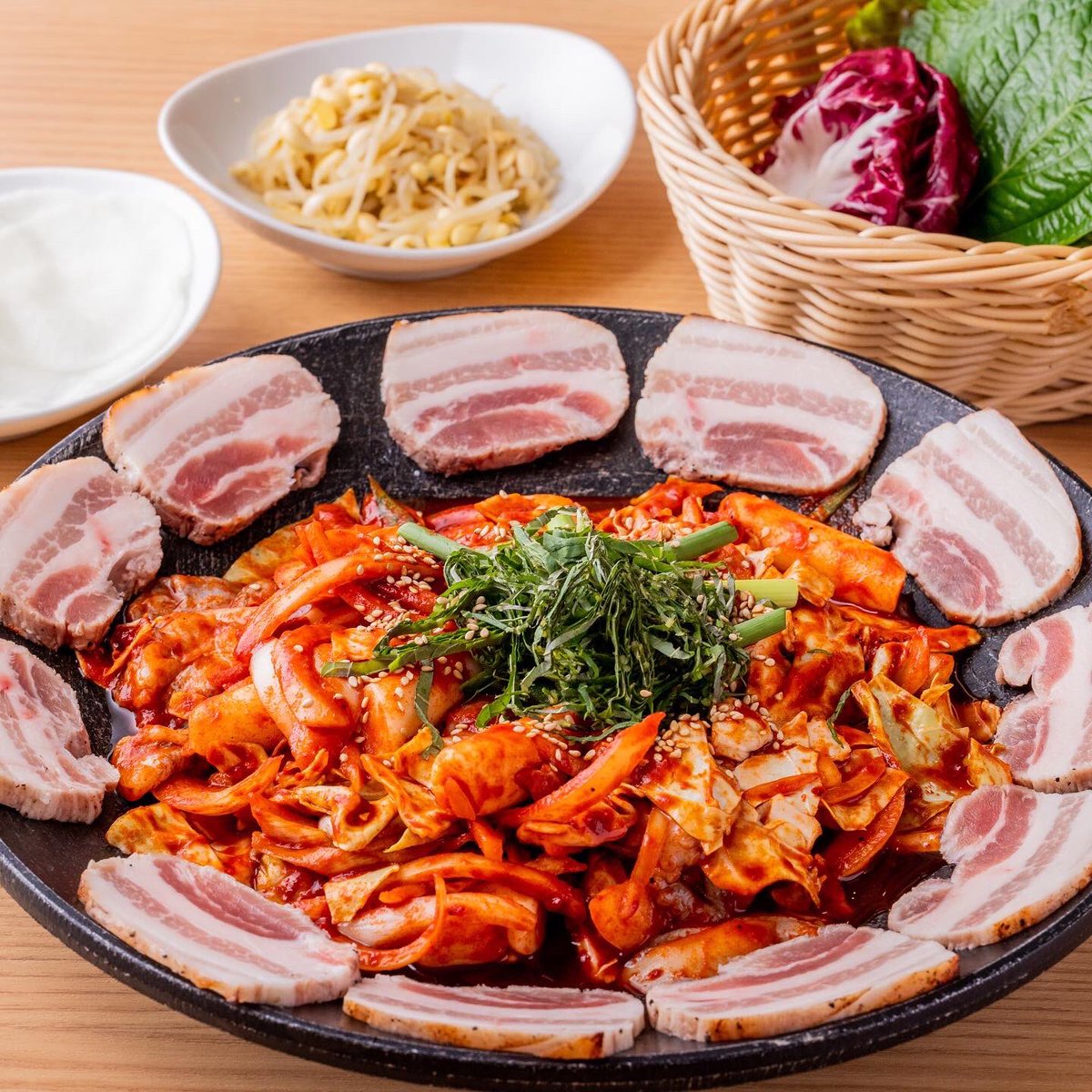 韓国料理を堪能したい！人気メニューを食べ尽くしたい！という方にピッタリの【まる得コース】

メイン料理が
⚫︎チーズタッカルビ
⚫︎燻製サムギョプサル
⚫︎チュクミサムギョプサル
からお選びいただけます！(1グループ1品)

ボリューム満点で満足いくこと間違いなし🍻
#KollaBo #コラボ ＃忘年会
