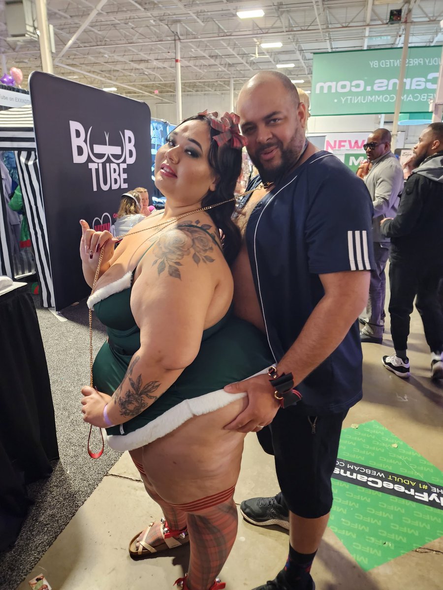 TSagepro's tweet photo. It was absolutely amazing for my wife and me to meet the gorgeous @island_girl475. She was so sexy, I think we walked away with a new crush! We will be following her content closely. #exxxotica https://t.co/A1d7TvJV7m