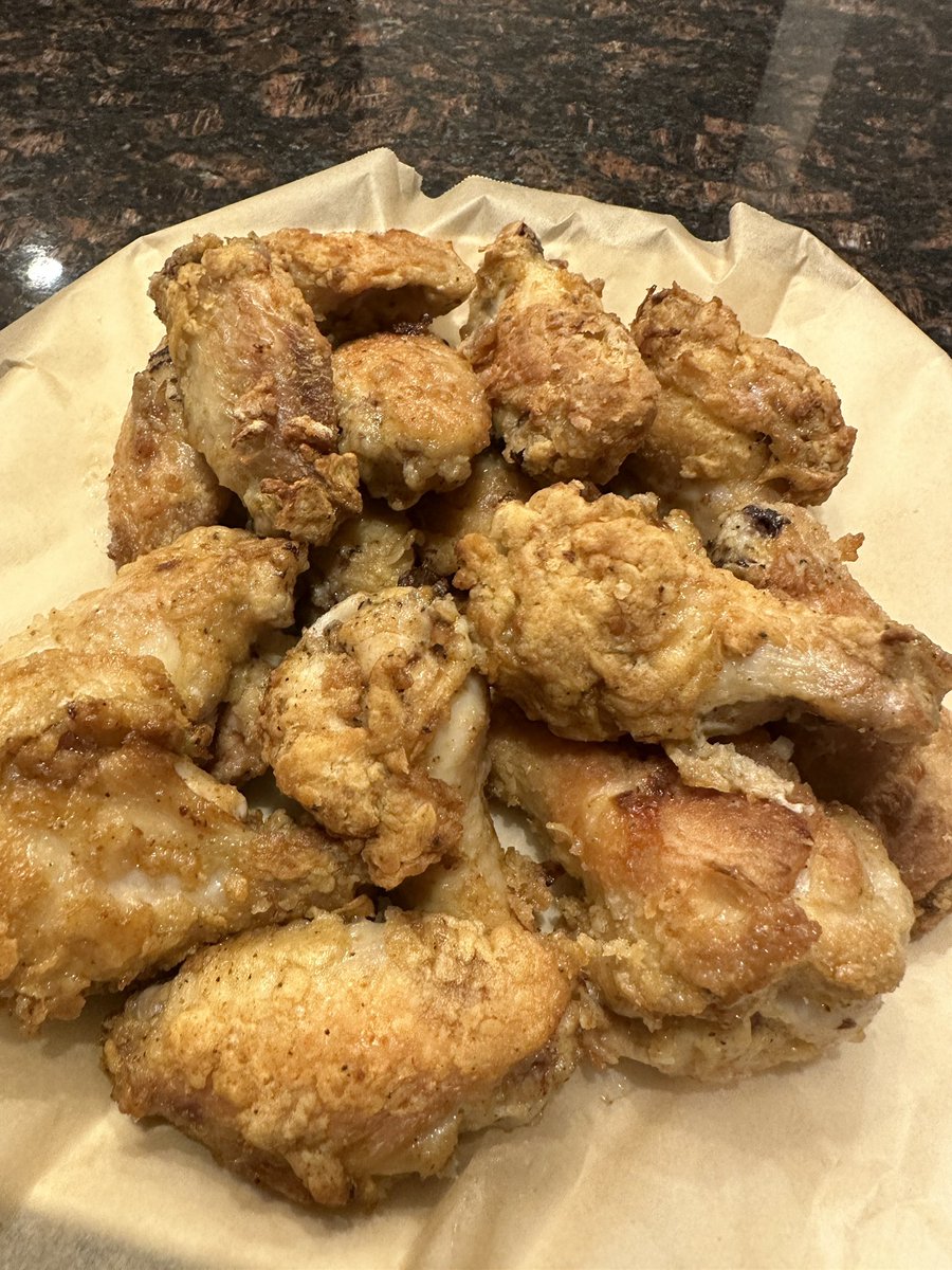 kimyeehaw's tweet photo. fried chicken wings 🍗 #KimsKitchen https://t.co/1k9JiuPblF