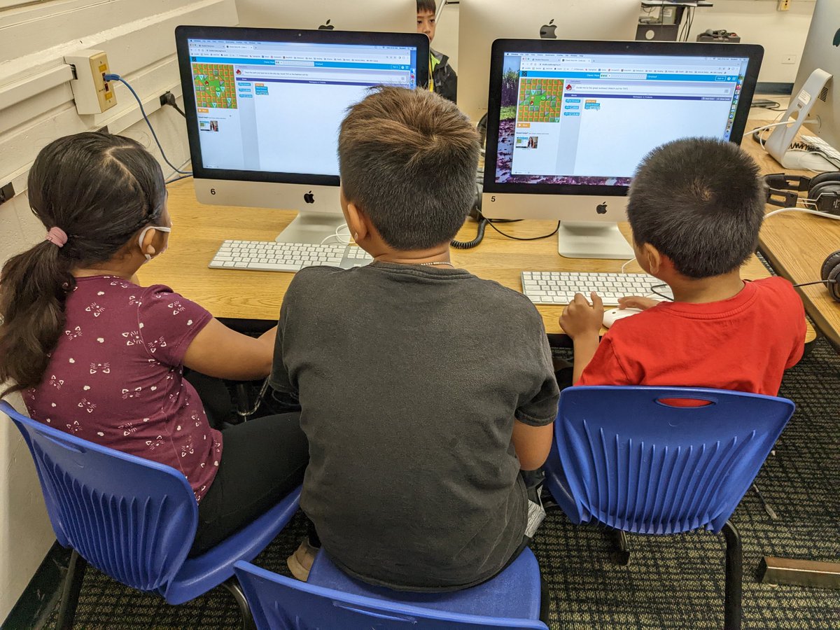 LunaliloElem's tweet image. Computer Science Week and the #HourofCode2022 started off with Gr. 4 students helping their Gr. 1 buddies with classic puzzle. @hourofcode #CSEdWeek2022. They learned about basic commands, loops, and repeat until blocks.