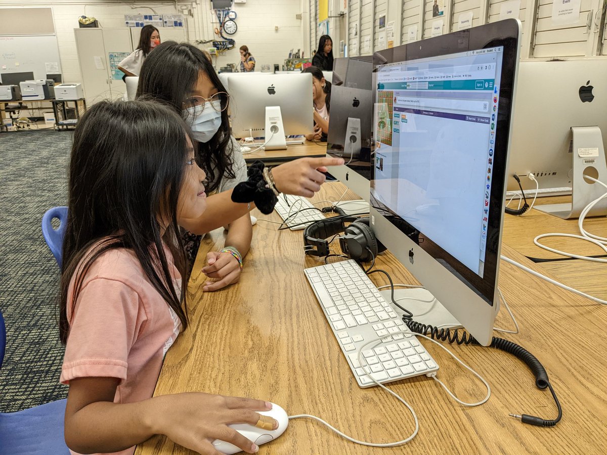 LunaliloElem's tweet image. Computer Science Week and the #HourofCode2022 started off with Gr. 4 students helping their Gr. 1 buddies with classic puzzle. @hourofcode #CSEdWeek2022. They learned about basic commands, loops, and repeat until blocks.
