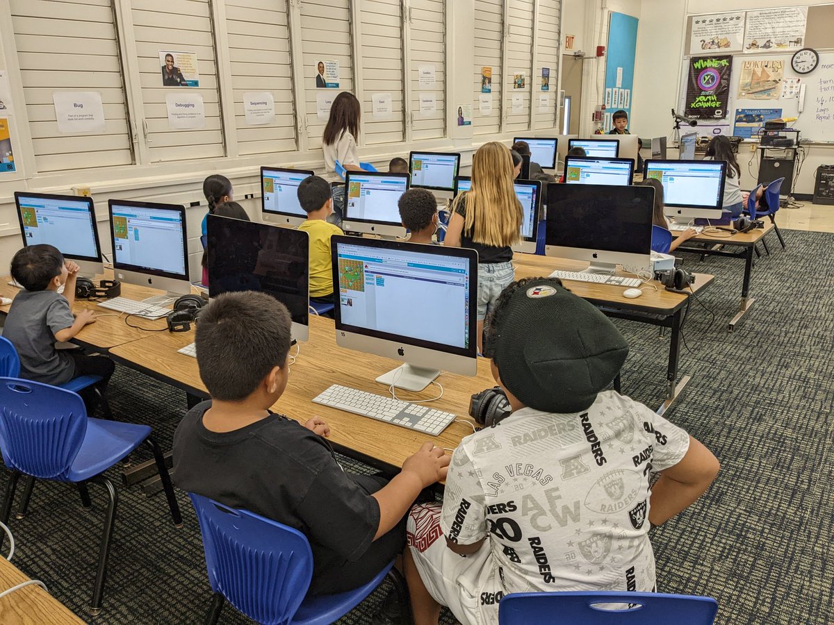 LunaliloElem's tweet image. Computer Science Week and the #HourofCode2022 started off with Gr. 4 students helping their Gr. 1 buddies with classic puzzle. @hourofcode #CSEdWeek2022. They learned about basic commands, loops, and repeat until blocks.