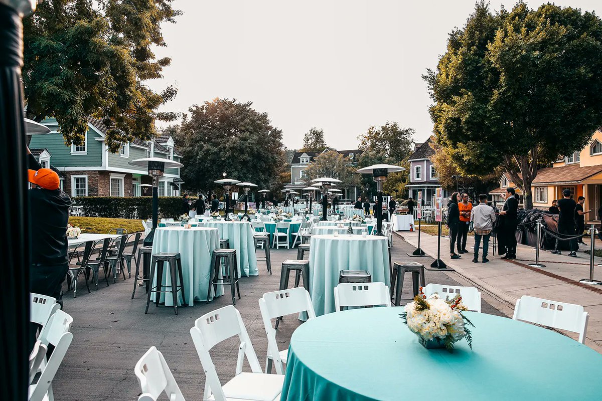 UniStudiosLot's tweet photo. Tis the season for #Holiday parties - the Universal Special Events team can make anything happen...even an ice rink! 

#Events #StudioService #HolidaySeason https://t.co/Pf69ZIhRyb