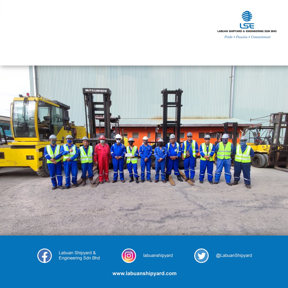 LabuanShipyard's tweet photo. 𝐁𝐄𝐒𝐓 𝐅𝐎𝐑𝐊𝐋𝐈𝐅𝐓 𝐎𝐏𝐄𝐑𝐀𝐓𝐎𝐑 𝐀𝐖𝐀𝐑𝐃
Congratulations!
LSE's Chief Operating Officer, Mr. Khamdi Khalip presented the Monthly Best Forklift Operator Award to winners Safri bin Kisman (Sept) & Mazlan bin Kambar (Oct).
#labuanshipyard #shipyard #forkliftoperator https://t.co/xhJYE8KdfL
