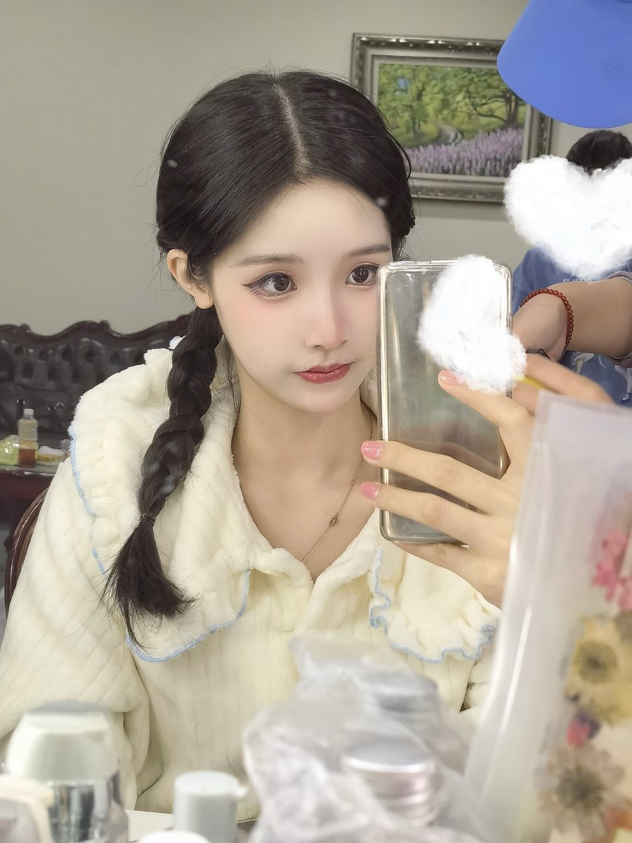 扎上头发就很像回到了艺考的日子 https://t.co/DXY1voC15n