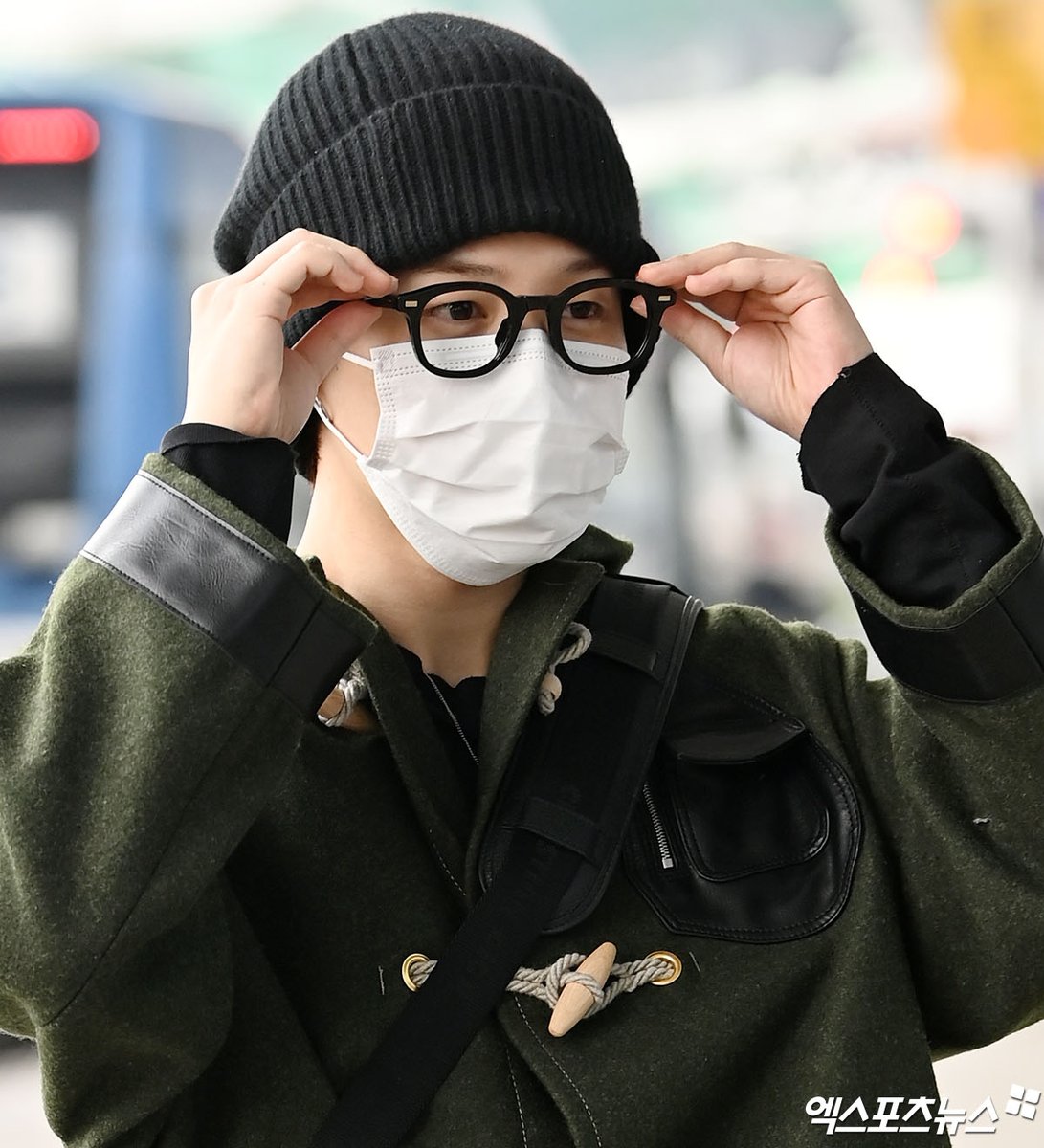 Babyjimiinn's tweet photo. Hafe a safe flight Jimin babyyyy. Semoga kerjaannya cepet selesai. Love u. Harus sering update ya nnti biar aku gak terlalu berat kangen kamunya 😚😚😚😚💜💜💜💜💜💜💜💜💜 https://t.co/7Od8Nwdeyr